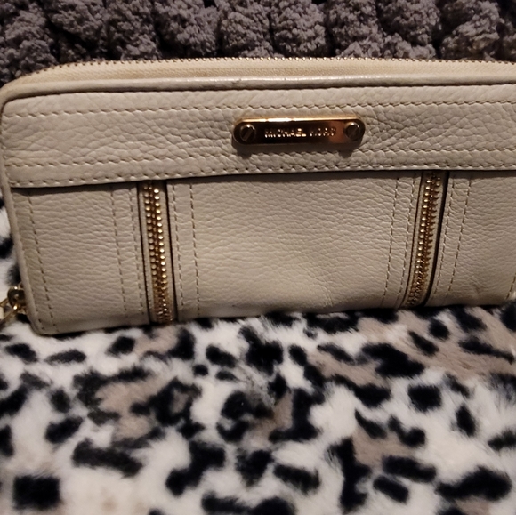 Gently used MICHAEL KORS Cream Leather wallet with zipper trim. Great condition. - Picture 2 of 3
